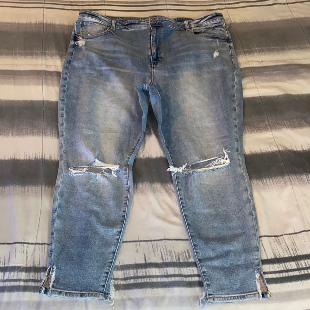🛍 American Eagle Outfitters Distressed Jeans